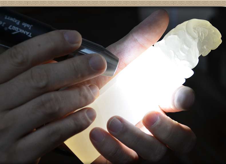 照玉強(qiáng)光手電筒不只可以鑒定琥珀，還可以鑒別各種的玉石、原石