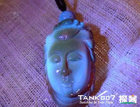 網(wǎng)上用紫光手電鑒定琥珀的帖子這么多，哪個是真假？