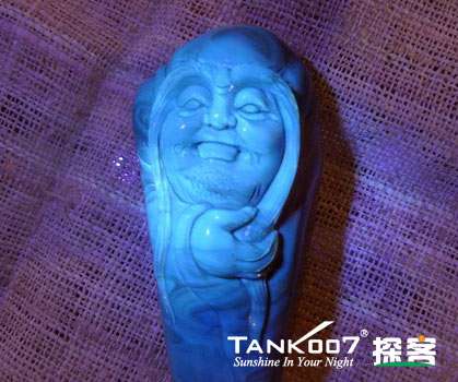 網(wǎng)上用紫光手電鑒定琥珀的帖子這么多，哪個是真假？