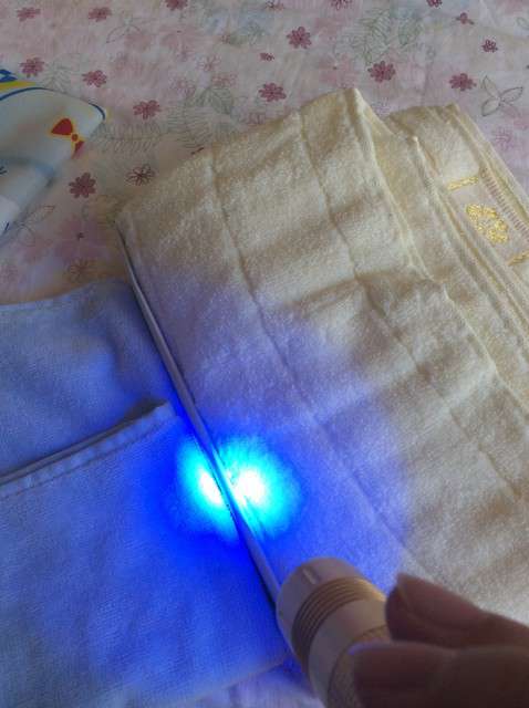  寶媽買了紫光手電，衣服上好多熒光劑，看的心慌害怕