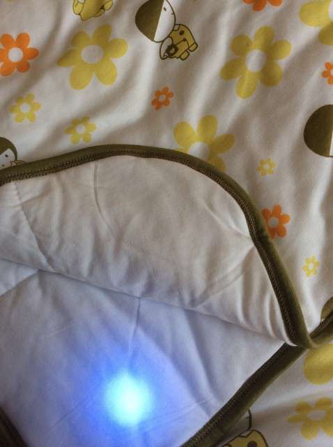  寶媽買了紫光手電，衣服上好多熒光劑，看的心慌害怕