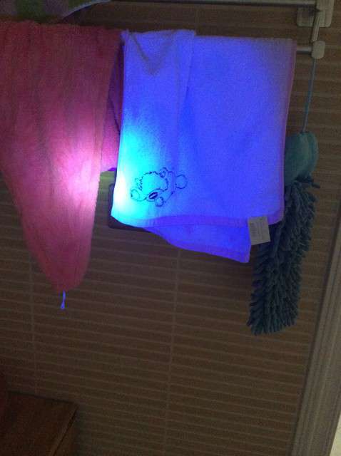  寶媽買了紫光手電，衣服上好多熒光劑，看的心慌害怕